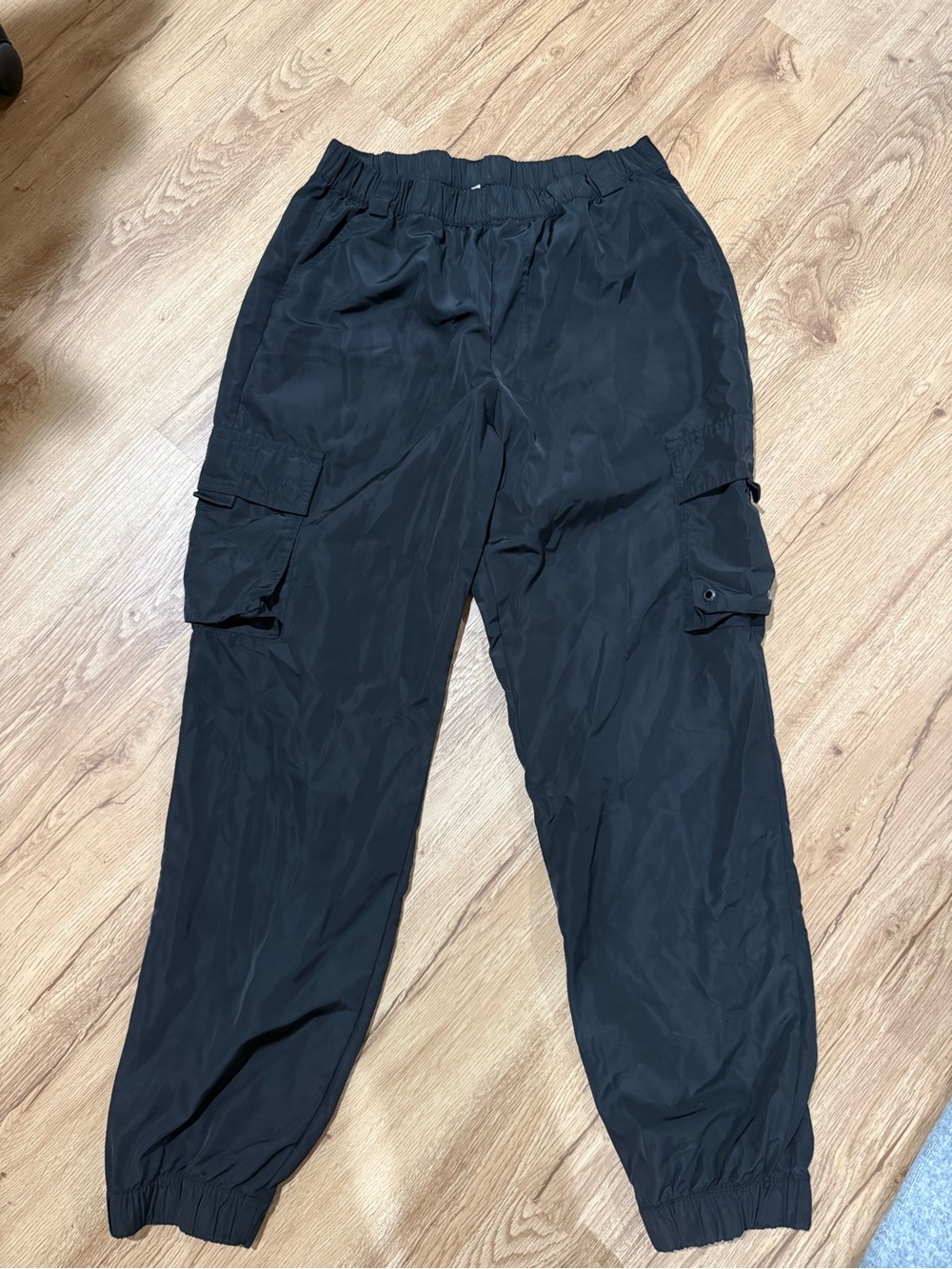 ALO Yoga It Girl Pant in Black Cargo Joggers